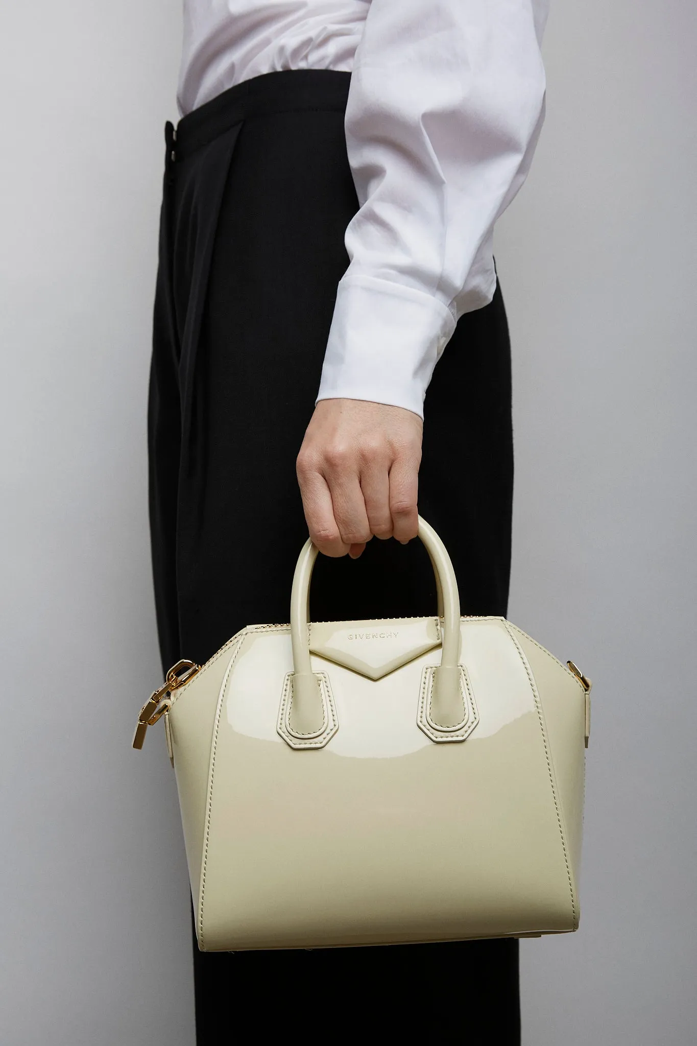 Antigona mini cream patent bag