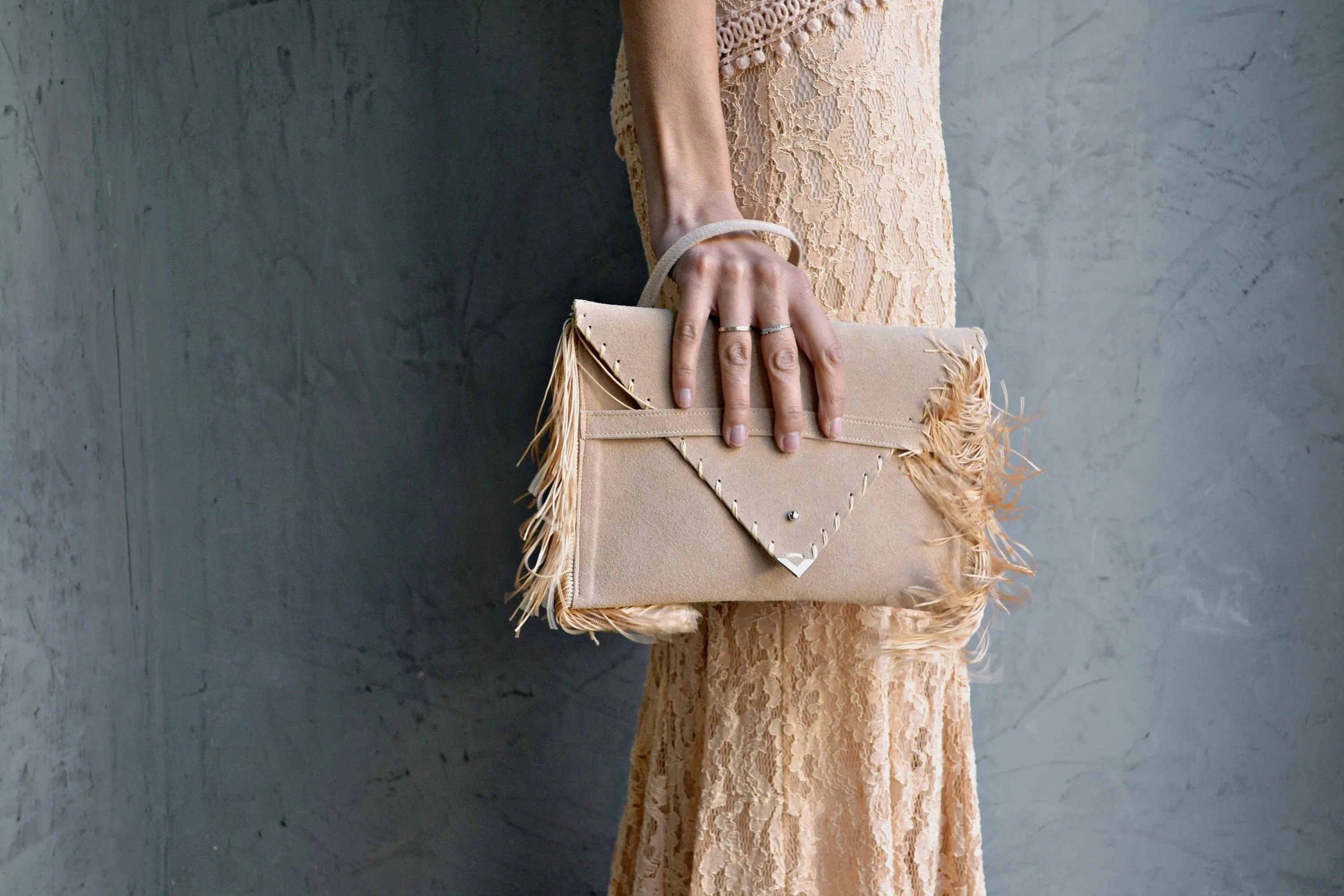 Medusa clutch in beige with silk fringes