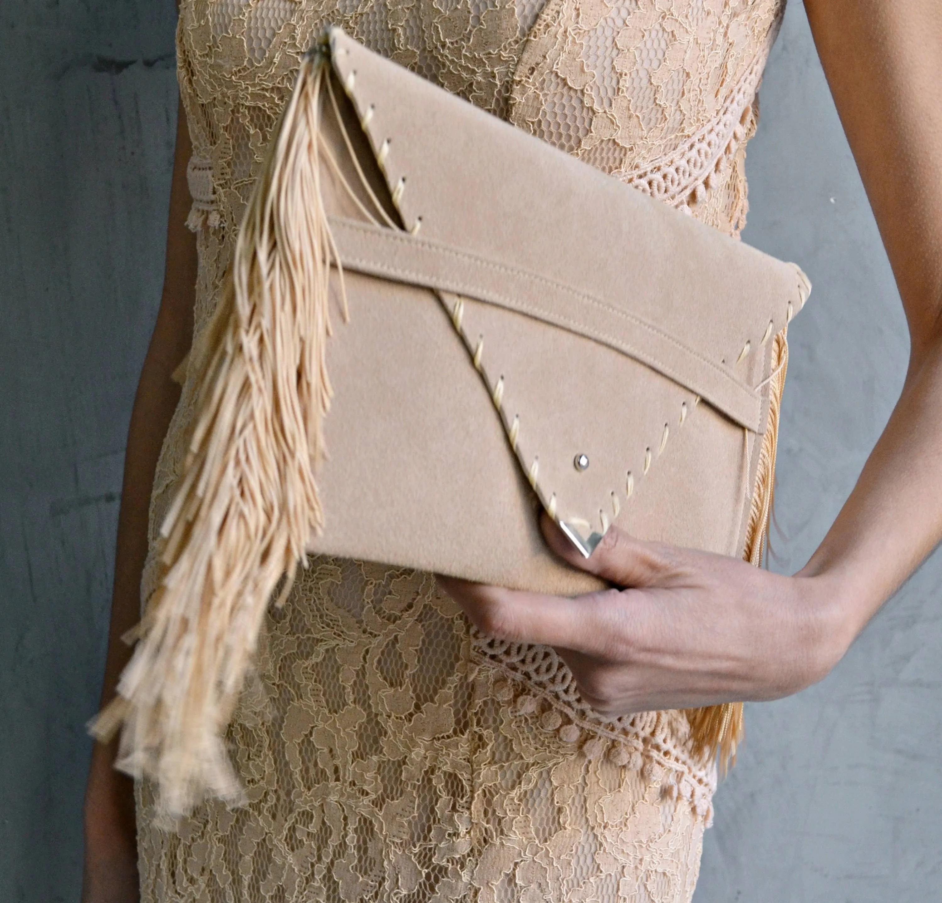 Medusa clutch in beige with silk fringes