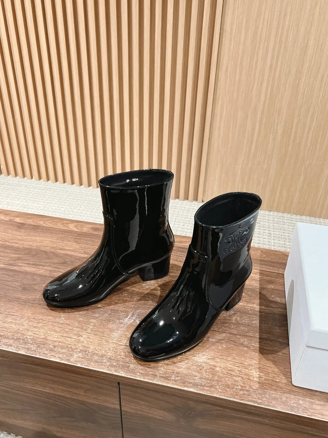 TRIOMPHE patent leather boots